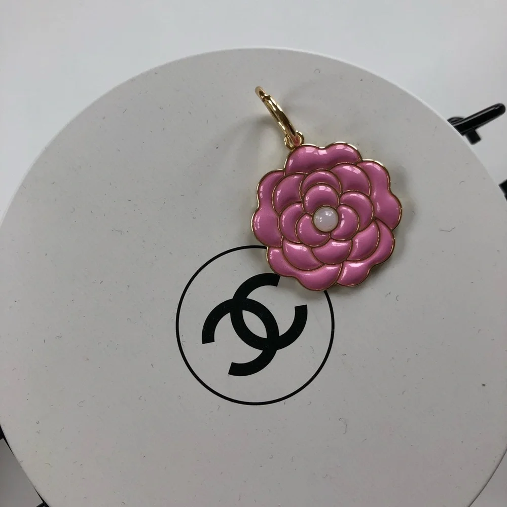 CHANEL Pink Pearl Gold Camellia Flower Limited Edition 2026 Charm NEW - Picture 2 of 5